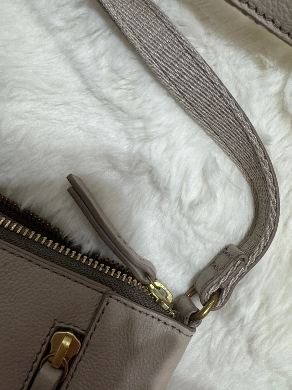 Fossil Tara Taupe Leather Crossbody Bag with Zip Pocket - Picture 7 of 7
